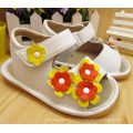 Tres Pequeñas Flores Baby Squeaky Sandalias